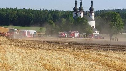 Bild: Siegfried Rosner/exb
Feuerwehr und Landwirte löschten gemeinsam den Feldbrand.