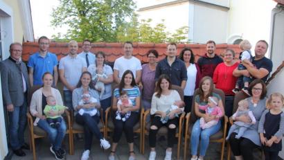 Bild: kro
Bürgermeister Max Bindl (links) und die Familienbeauftragte der Marktgemeinde, Christa Wölfl (Siebte von links), hatten Familien, die von Januar bis Juni Nachwuchs bekamen, zum Neugeborenenempfang ins Rathaus eingeladen.