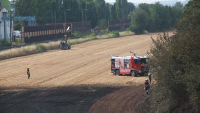 Bild: Berufsfeuerwehr Regensburg/exb
Am Freitagnachmittag brannte ein Stoppelfeld bei Burgweinting. Eine besondere Herausforderung war neben der hohen Temperaturen auch die Bahnstrecke zwischen Regensburg und München, die nahe des Einsatzortes verläuft.