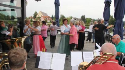 Bild: kro
Stets gut gefüllt war die Tanzfläche auf der Terrasse des Restaurants „Seenario“.