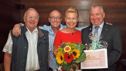 Bild: sön
Mit Blumen verabschieden Bürgermeister Markus Dollacker (rechts) und Zweiter Bürgermeister Karl Roppert (links) Hildegard Baker in den Ruhestand. Darüber freute sich auch deren Ehemann David (Zweiter von links).