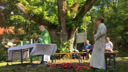 Bild: Unger, Heike
Pfarrer Clemens Mennicken beim Gottesdienst in Lutzmannstein.