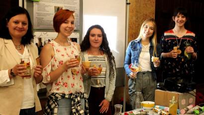 Bild: Peter Ringeisen
Studienrätin Katharina Gadomski reiste mit Jennifer Littau, Jessica Gerber, Xenia Gareis und Romy Dehling (von links) zur Preisverleihung.