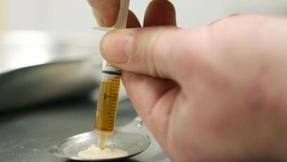 Bild: Boris Roessler
Ein Drogenkonsument zieht Heroin in eine Spritze. Foto: Boris Roessler/Archivbild