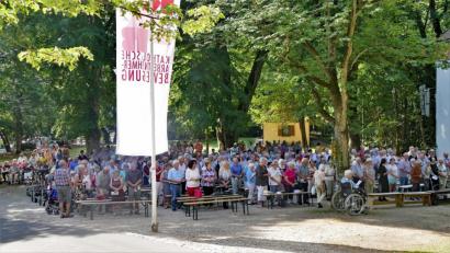 Bild: wbe
Viele Senioren ließen sich auch nicht von den hohen Temperaturen abhalten, ihren Gottesdienst auf dem Annaberg zu besuchen.