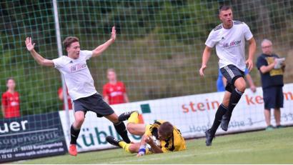 Bild: A. Schwarzmeier
Das war die Situation vor dem zweiten (umstrittenen) Strafstoß für den ASV Burglengenfeld: SV-Defensivspieler Christopher Fleischmann (links) ging ungeschickt zu Werke, ASV-Stürmer Matthias Gröger ließ sich gekonnt fallen; rechts der Grafenwöhrer Dominik Sandner..