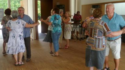 Bild: mab
Zu alten Melodien von Alleinunterhalter Reinhold Dobler wurde beim Sommerfest der Senioren fleißig das Tanzbein geschwungen .