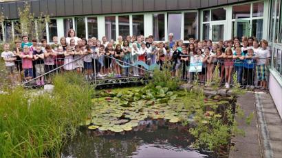 Bild: wbe
26 Jahnschüler schafften das Seepferdchen, 41 Mal wurde das Schwimmabzeichen in Bronze und fünf Mal in Silber erreicht. Schulleiterin Andrea Dechant (links) und Konrektorin Sabine Lubich (rechts) waren stolz auf die echten Könner im Nass.
