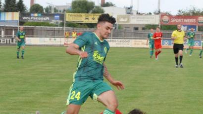 Bild: gb
In dieser Szene erwischte es Maximilian Christl (grünes Trikot): Der Neuzugang des SV Mitterteich schied beim 6:2-Heimsieg gegen Baiersdorf mit Verdacht auf Muskelbündelriss aus.
