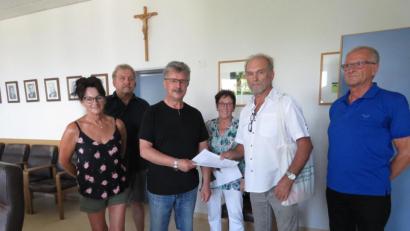 Bild: ubb
Stefanie Höcht, Alfred Wurm, Anni Koller, Alfons Höcht und Ludwig Bächer (von links) übergaben Bürgermeister Wolfgang Braun (Dritter von links) 369 Unterschriften von Bürgern aus Fuchsmühl, die sich einer Bürgerinitiative angeschlossen haben. Sie protestieren gegen einen ihrer Meinung nach für Mensch und Tier gefährlichen Mobilfunkmast.