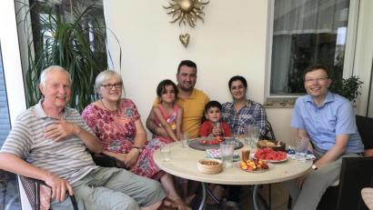 Bild: eig
Das Ehepaar Schaller und seine kurdischen Freunde: Hans Schaller, Jutta Schaller, Ruya, Chalak, Raman, Belana; mit im Bild Dekan Dr. Wenrich Sleczka (von links).