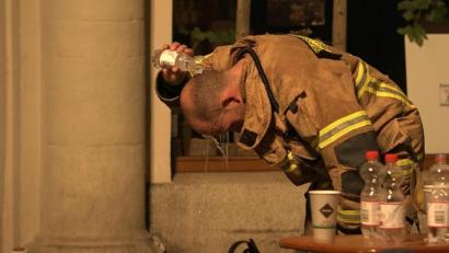 Bild: Alexander Auer
Bis in die frühen Morgenstunden waren die Einsatzkräfte der Regensburger Feuerwehren mit der Brandbekämpfung beschäftigt.