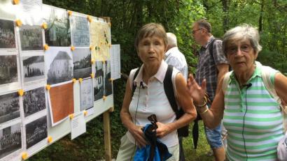Bild: Unger, Heike
Ingrid Blodig (links) und Edeltraud Gleißner lassen in Lutzmannstein Erinnerungen an ihre Kindheit aufleben. Vor einer Stellwand mit alten Fotos erzählen die Schwestern, wie es damals war in dem kleinen Ort.