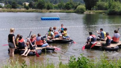 Bild: nn
Geschafft: Die Schüler der offenen Ganztagsschule können ihre Flöße endlich zu Wasser lassen.