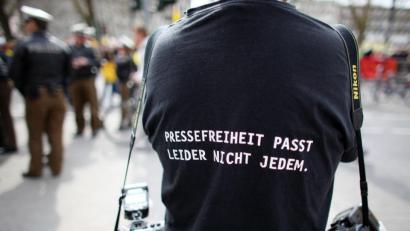 Symbolbild: Oliver Berg/dpa
Ein Fotograf trägt am Rande einer Demonstration ein Shirt mit einem Slogan für die Pressefreiheit.