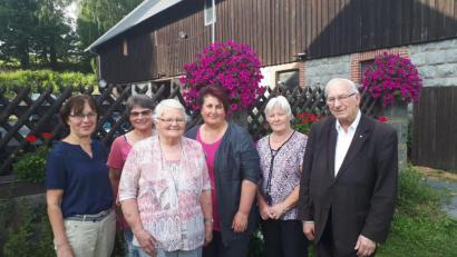 Bild: exb
Im Bild die Jubilarin (Dritte von links), dahinter Tochter Birgit Übelacker und links Christa Schafleitner sowie Pater Friedhelm mit Rosemarie Burger und Monika Grötsch (von rechts).