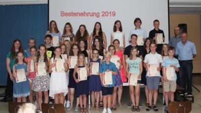 Bild: exb/Gymnasium Eschenbach
Das Gymnasium Eschenbach würdigt besondere Leistungen und ehrt die Besten der Jahrgangsstufen.