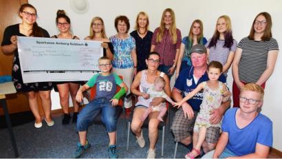 Bild: .no
Schülerinnen des Dr.-Johanna-Decker-Gymnasiums Amberg überreichten mit ihrer Lehrerin Doris Riedel (Vierte von links) eine Spende von 1100 Euro an die Familie Loos (sitzend). Mit im Bild (Fünfte von links) Birgland-Bürgermeisterin Brigitte Bachmann.