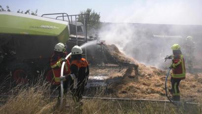 Bild: rw
Rasch können die Kastler Einsatzkräfte die brennende Strohballenpresse löschen. Dank mehrerer Landwirte haben sie auch den Brand auf einem Stoppelfeld schnell im Griff.