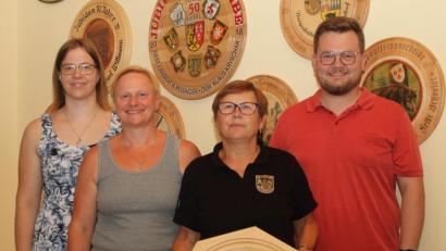 Bild: wec
Die erwachsenen Sieger der Geburtstagsscheibe (v.l. Stefanie und Ruth Kryschak - Tochter u Mutter - , Renate Holzner, Norbert Seegerer)