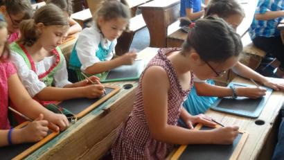 Bild: hka
Dirndl-Kleider und Zopffrisuren - die Mädchen der Lauterachtal-Grundschule haben sich modisch früheren Schulzeiten angenähert.