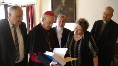 Bild: exb/Stadtmuseum Weiden
Als Gastgeschenk hat Bischof Rudolf Voderholzer (Zweiter von links) eine Regensburger Sonntagsbibel bei seinem Besuch des Stadtmuseums Weiden mit (von links) Bürgermeister Lothar Höher, Regionaldekan Manfred Strigl, Kulturamtsleiterin Petra Vorsatz und Stadtdekan Johannes Lukas mitgebracht.