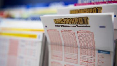 Bild: Christophe Gateau
In einem Kiosk liegen Lottoscheine des Spiels "Eurojackpot". Foto: Christophe Gateau/Archivbild
