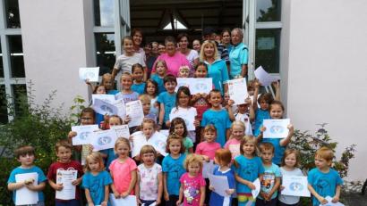 Bild: hir
Knapp 50 Kindergarten- und Grundschulkinder gingen mit einigen "Barock-Teenagern" bis 65 Jahre auf eine spielerische Weltreise.