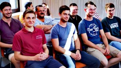 Bild: Thomas Dobler
Feuerwehrmänner aus Frotzersricht (vorne) und Sonnenried (dahinter) lauschten den Ausführungen des Marktrates, als es um ihre Wünsche nach neuen Löschfahrzeugen ging.