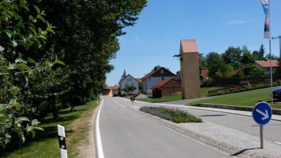Bild: do
Den Anliegern der Kreisstraßen-Ortsdurchfahrten in Tremmersdorf (unser Bild) und Münchsreuth, die im Zuge der Ausbaumaßnahmen für die Anlage von Gehwegen und die Erweiterung der Straßenbeleuchtung "in unzumutbarer Weise" zu Straßenaubaubeiträgen herangezogen wurden, winkt unter Umständen eine Teilerstattung