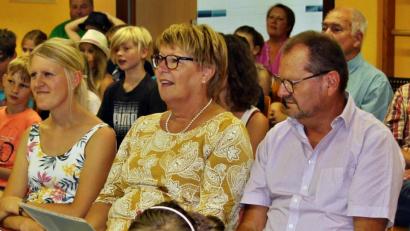 Bild: ds
Lydia Pleyer, rechts daneben Ehemann Hans-Peter und links Tochter Ann-Kathrin verfolgten mit Freude die lustigen Beiträge der Schüler und ihrer Lehrer bei der Feier zur Verabschiedung in den Ruhestand.