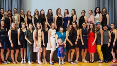 Bild: Bühner
Die neuen Medizinischen Fachangestellten mit Ausbilderin Barbara Steinhauser (vorne, Dritte von links).