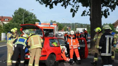 Bild: gf
Am Montagmorgen kommt es in Poppenricht zu einem schweren Verkehrsunfall. Auf Höhe der ehemaligen Gaststätte Drei Mohren kracht eine junge Frau mit ihrem Wagen frontal gegen einen Baum.
