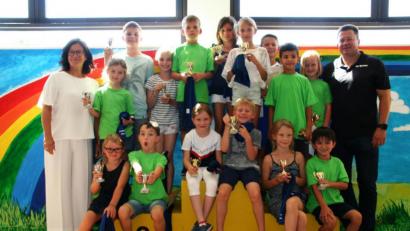Bild: fpoz
Im Bild die erfolgreichen Teilnehmer des Cube-Kinder- und -Jugend-Triathlons mit Bürgermeisterin Friederike Sonnemann und Olaf Korf vom RSC Marktredwitz.