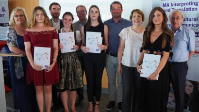 Bild: Bühner
Jahrgangsbeste, Preisträger und Ehrengäste der Abschlussfeier an den Fremdsprachenschulen und der Dolmetscher-Akademie.