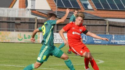 Bild: gb
Kevin Grünauer (links, Szene aus der Partie gegen Baiersdorf) und der SV Mitterteich hatten am Freitagabend beim FSV Erlangen-Bruck nichts zu bestellen.
