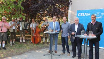Bild: kro
Viele Themen kamen beim Fraktionsbericht der Tirschenreuther CSU auf den Tisch. Im Bild (von rechts) Ortsvorsitzender Huberth Rosner, Fraktionssprecher Peter Gold, Moderator Thomas Bärthlein und Bürgermeister Franz Stahl mit der „Falkenberger Zoiglmusik“.