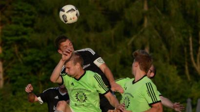 Bild: ham
Der FC OVI-Teunz (schwarze Trikots) kam zum Saisonauftakt gegen die SG Schönthal/Premeischl nur zu einem 2:2.