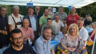 Bild: Kunz
Da passt kein Blatt Papier dazwischen: Geschlossenheit und Einigkeit bei den CSU-Kandidaten auch beim traditionellen Krautnudelfest beim Ortsverein Hammerweg.