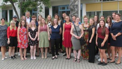 Bild: Bühner
Neu ausgebildete Pharmazeutisch-kaufmännische Angestellte feiern ihren Abschluss.