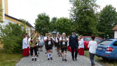 Bild: hme
Der Kirchenzug marschiert durch das Spalier aus Geistlichen, Mesner und Ministranten