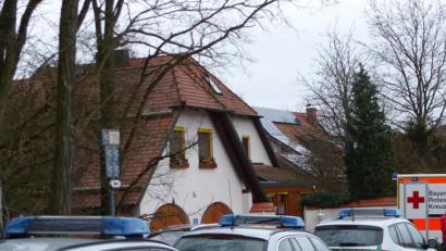 Bild: cv
Die Polizei vor dem Haus in dem Dieter Loew überfallen wurde.