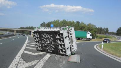 Bild: Verkehrspolizei Amberg
Ein Lastwagen hat am Freitag auf der A6 bei Ebermannsdorf eine 25 Tonnen schwere Karosserie-Presse verloren.