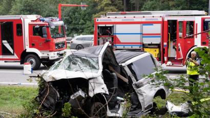 Bild: Sven Hoppe/dpa
Das Unglücksfahrzeug liegt auf der A8 bei Brunnthal im Straßengraben.
