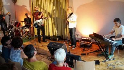 Bild: weu
Hubert Treml und seine Band „Apfelkuchen“ hatten das Publikum im neu fertiggestellten Pfarrheim vom ersten Lied an voll im Griff.