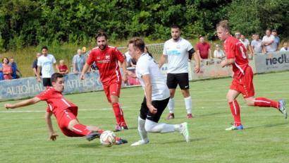 Bild: heh
Der FC Lorenzreuth feierte im Derby gegen den TSV Waldershof einen klaren 4:1-Erfolg. Hier stoppt Nikolai Nothhaft (links) den Waldershofer Simon Wollner.
