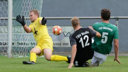 Bild: mhs
Auf dem Posten war der Stullner Torwart Matthias Störzer (links) beim Schuss des Wernbergers Alexander Grill. TSV-Spieler Tobias Eules (Mitte) grätscht auch noch dazwischen. Der FC Wernberg gewann das Derby mit 3:1.