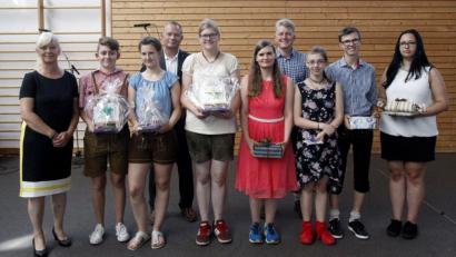 Bild: Hirsch
Das Haus des Guten Hirten ehrte die besten Absolventen und verlieh Anerkennungspreise. Das Bild zeigt von links: Kerstin Reckermann, Madeleine Fohr, Lena Graf, Otto Storbeck, Sophie Wölke, Sabrina Melzer, Tobias Mandl, Natalie Krieger, Christoph Gietl und Patricia Schmid.