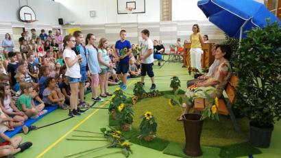 Bild: exb
Auf der Rentnerbank nehmen Irmgard Thaller und Elisabeth Freitag bei der Abschiedsfeier der Grundschule Platz.