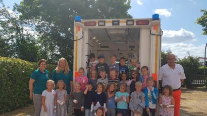 Bild: exb
Die Vorschulkinder des städtischen Kinderhauses Mitterteich gingen zum Abschluss ihres Trau-Dich-Kurses auf Inspektion im Rettungswagen, zusammen mit Natalie Wölfl und Julia Spandel (von links), sowie Alexander Schrembs (rechts) vom Roten Kreuz Mitterteich.